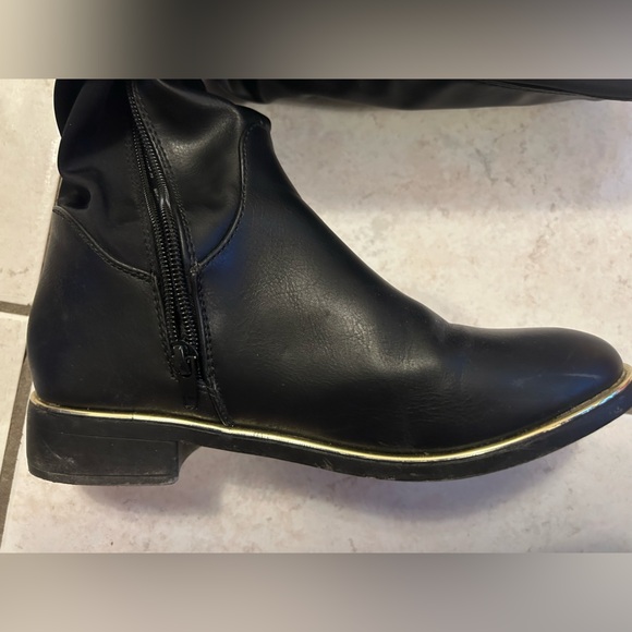 Ardene size 6 winter faux leather boots with gold trim - Picture 3 of 3